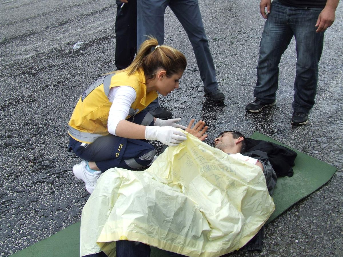 Yaralının Yol Ortasında Şemsiyeli Ambulans Bekleyişi