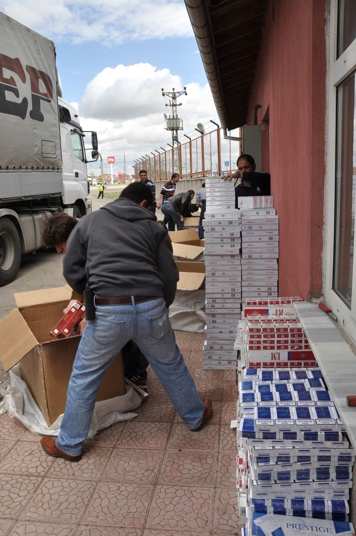 50 Bin Paket Kaçak Sigara Yakalandı