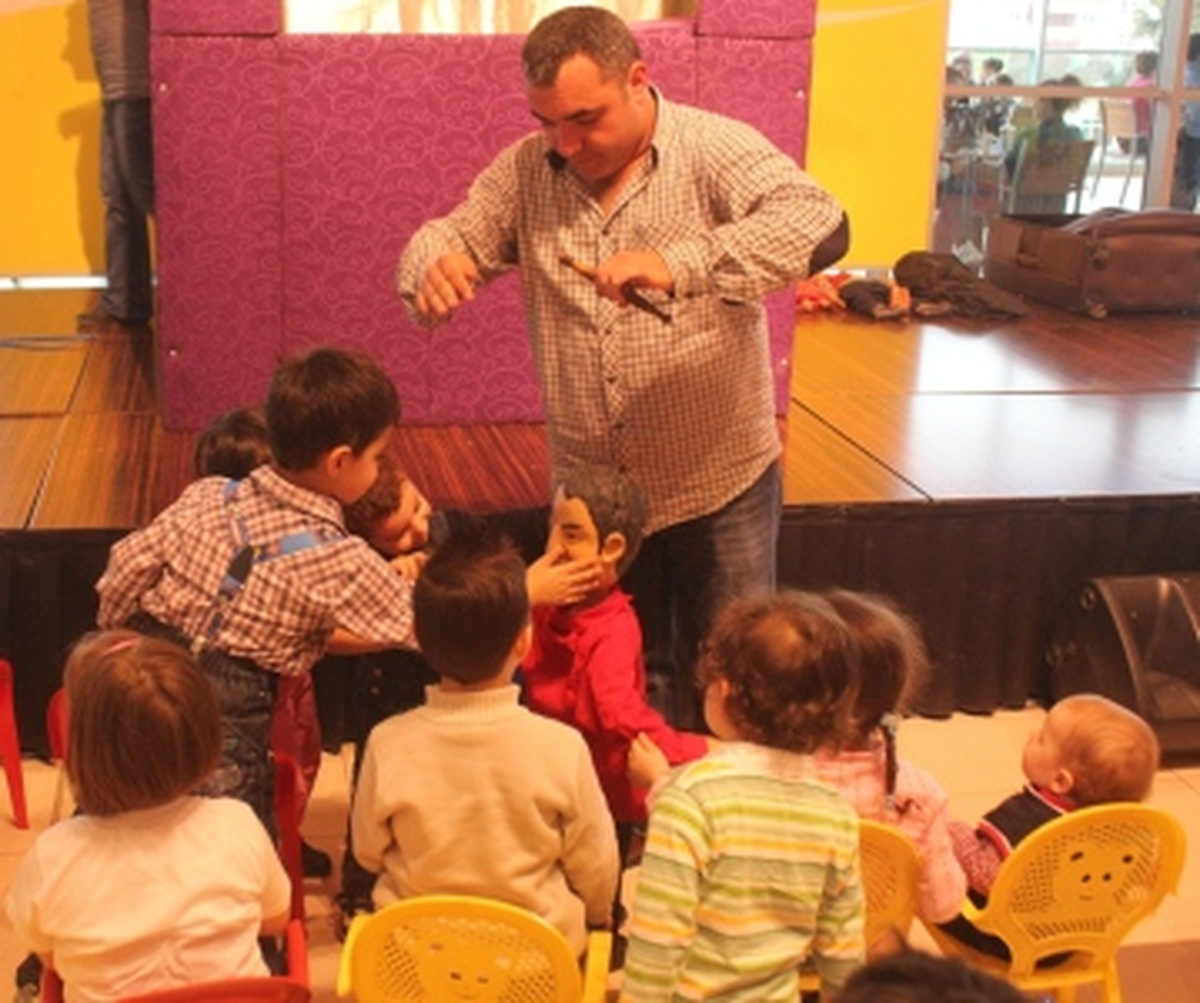 ADA\'nın Minik Ziyaretçileri Kukla Gösterisiyle Eğlendi