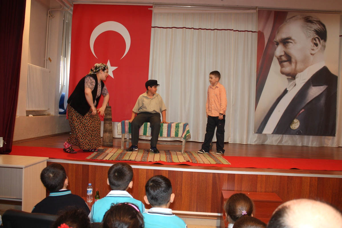 Ağabeyleri Yazdı Kardeşleri Oynadı