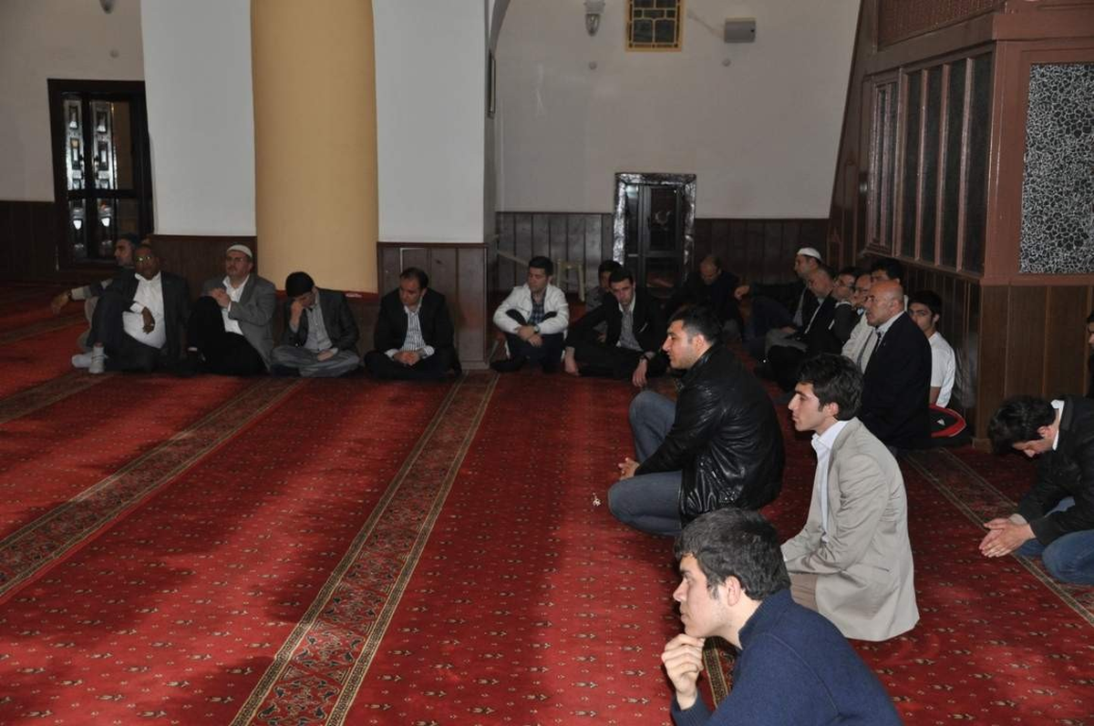 Ak Partili Gençler Kutlu Doğum Haftası\'nda Mevlit Okuttular