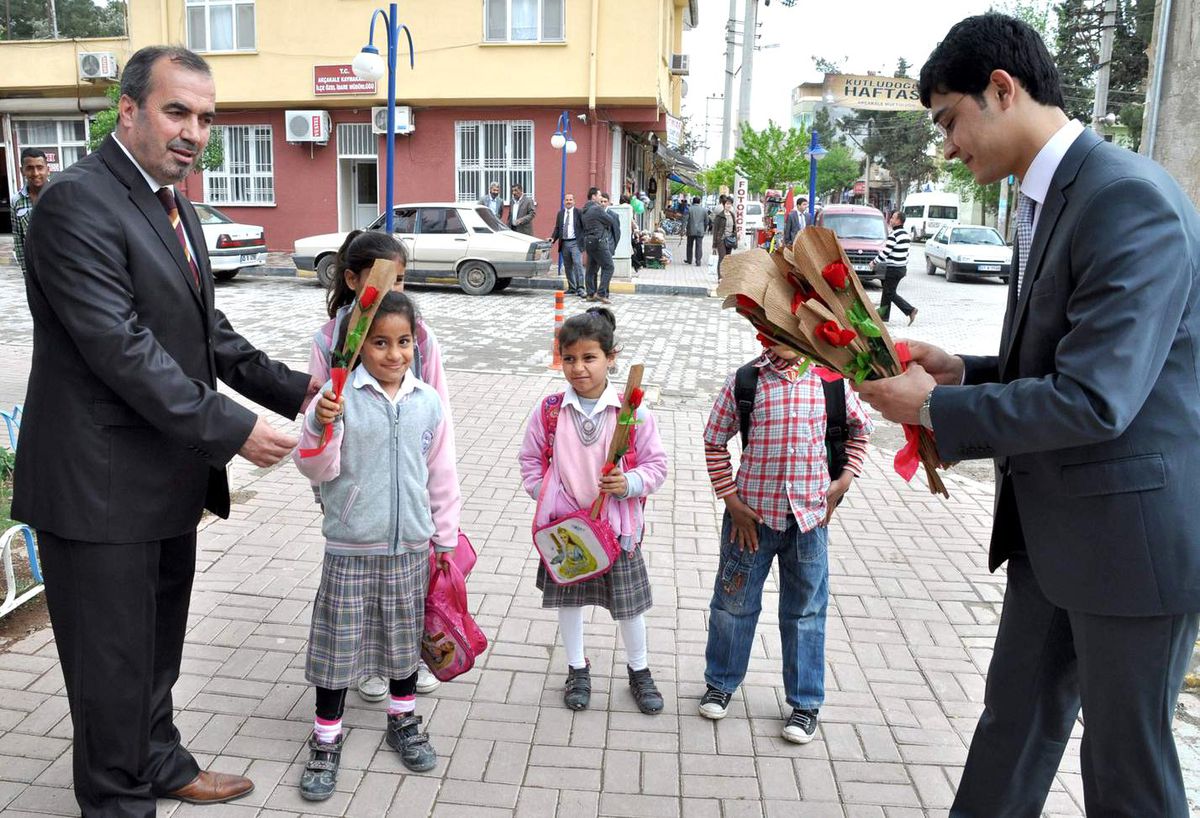 Akçakale Müftülüğü Karanfil Dağıttı