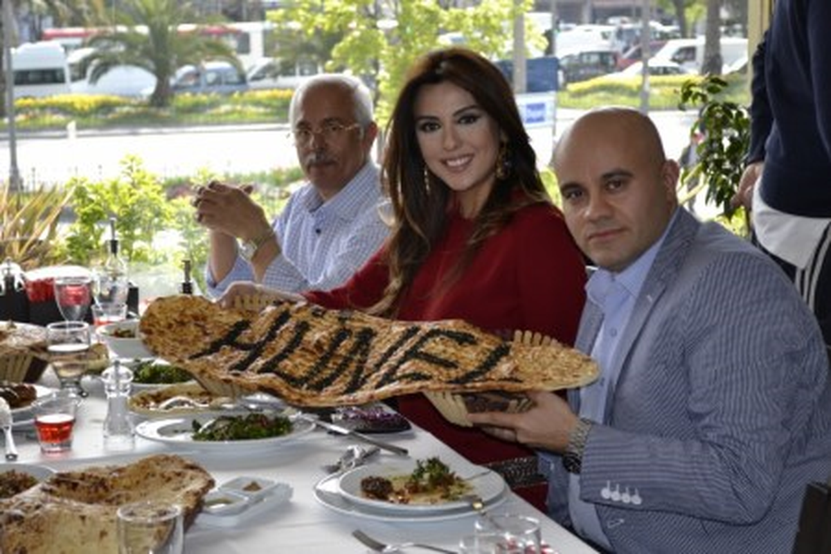 Aslı Hünel, Soyadını Kıtır Kıtır Yedi!