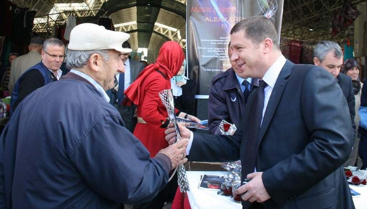 Başkan Kuzu, Kutlu Doğum Haftası Nedeniyle Vatandaşlara Gül Dağıttı