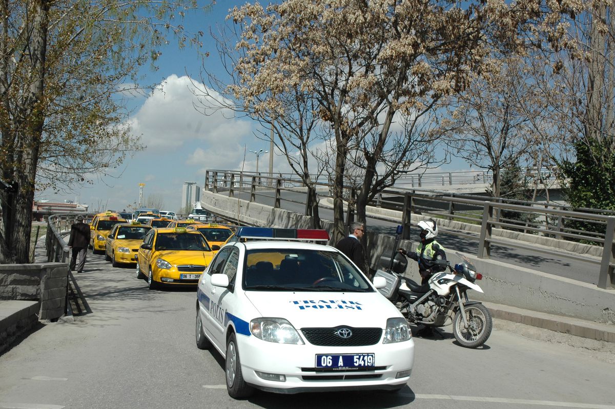 Başkent'te Cezalara İsyan Eden Taksiciler Eylem Yaptı