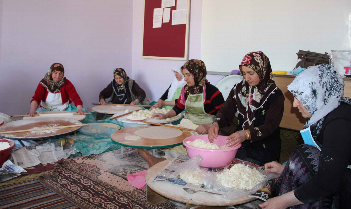 Bayan Kursiyerlerden Cemaate Gözleme İkramı