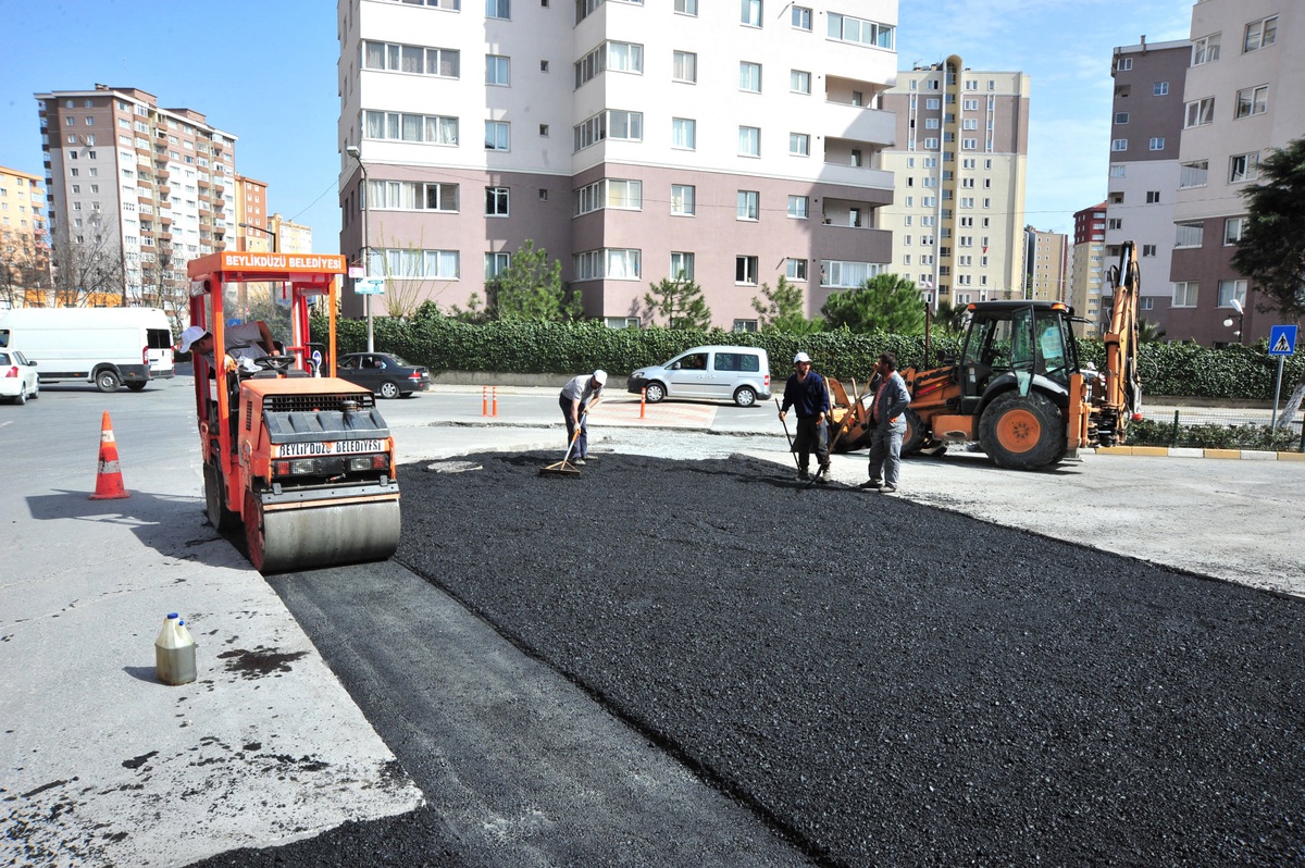 Beylikdüzü\'nde Asfalt Çalışmaları Hızla Sürüyor