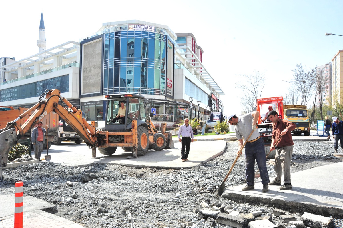 Beylikdüzü\'nde Asfalt Yama Çalışmaları Hızla Sürüyor