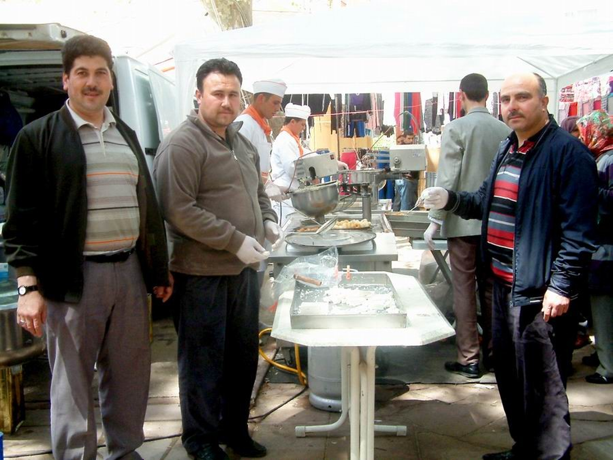 Burhaniye\'de İmamlar Lokma Dağıttı