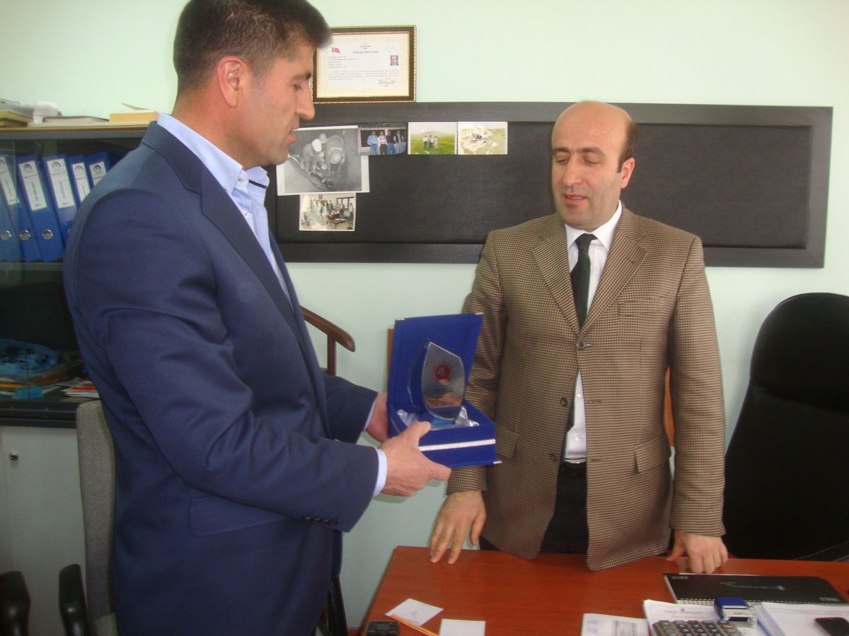 Çaldıranlı Muhtarlardan Vedaş Yöneticilerine Plaket