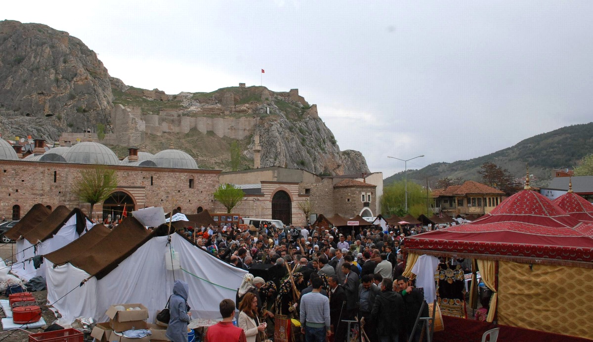 Davul-Zurnayı Duyamadan Oynadılar