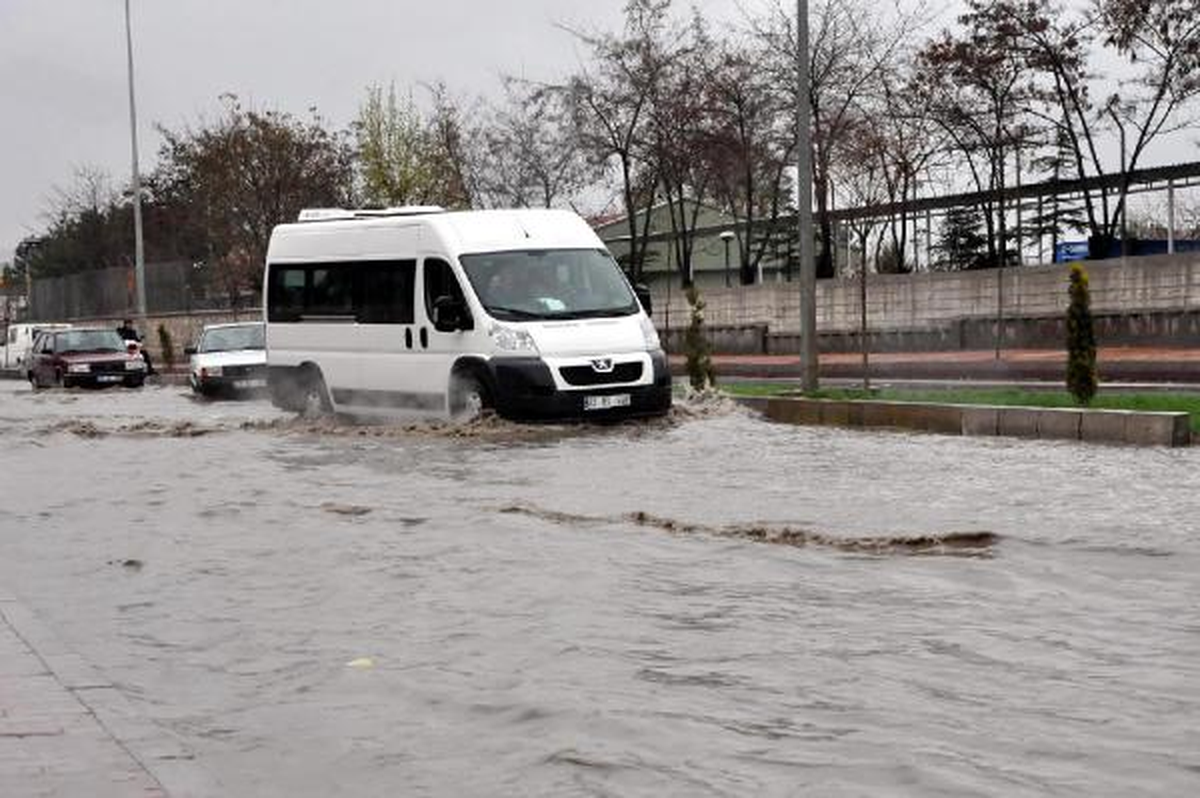 Elazığ\'da Sağanak Yağmur Caddeleri Göle Çevirdi
