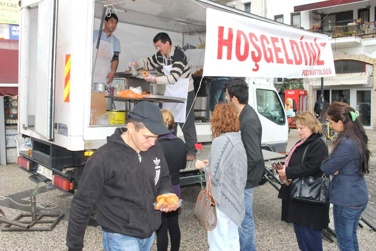 Foça\'da Kutlu Doğum Haftası Etkinlikleri Kapsamında Lokma Tatlısı ve Karanfil Dağıtıldı