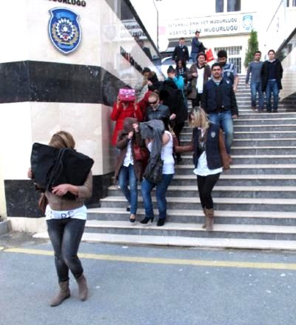 Fuhuş Operasyonu Zanlıları Sağlık Kontrolünden Geçirildi