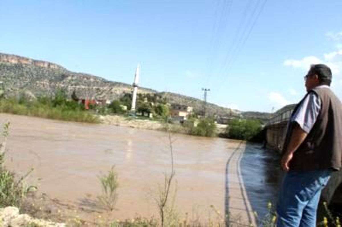 Göksu Nehri\'nde Sular Yükseldi, Bahçeler Sular Altında Kaldı