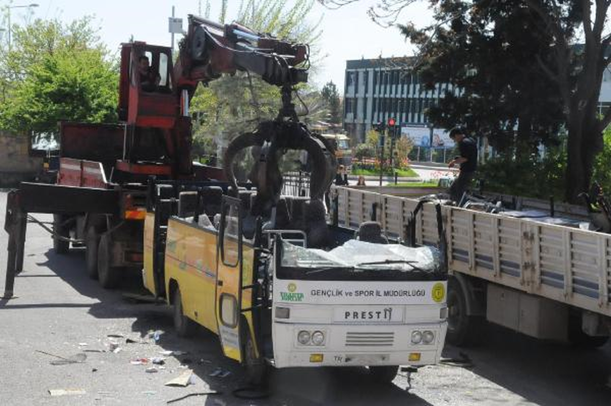 Hurdaya Ayrılan Midibüsü Böyle Parçaladılar