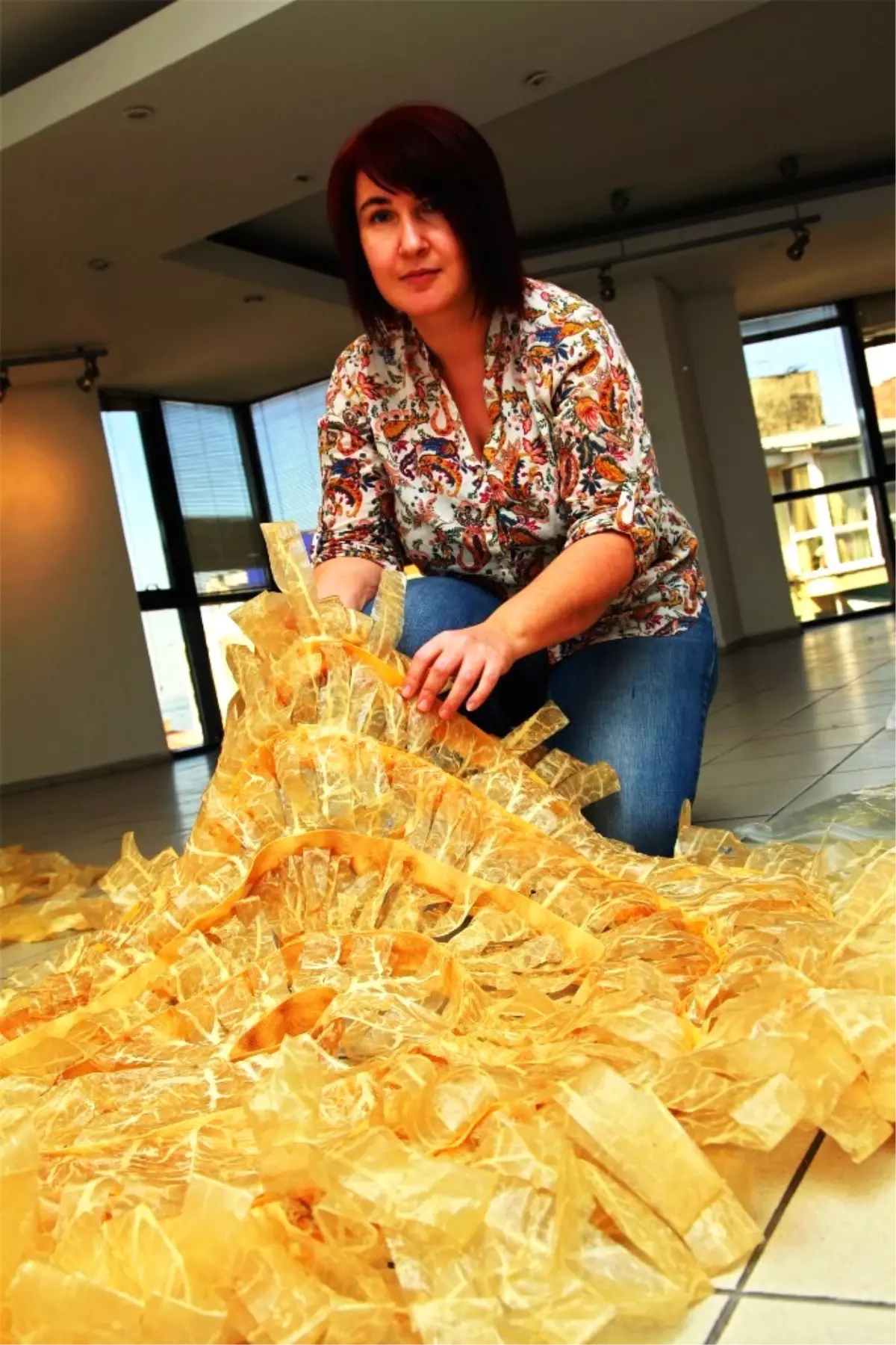 İzmirli Sanatçı Öznur Enes\'in "Dikkat Sinek Konabilir" Sergisi