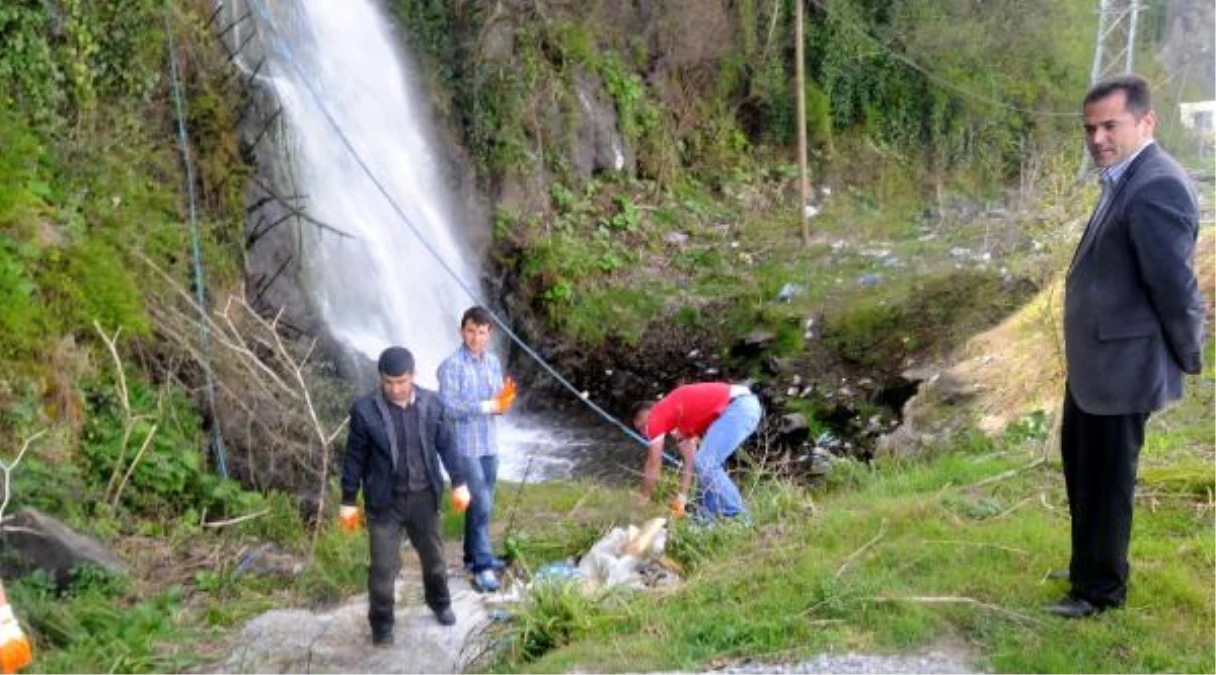 Kaymakam, İşçilere Mıntıka Temizliği Yaptırdı