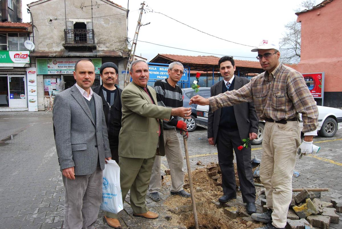 Kula\'da Kutlu Doğum Gülleri Dağıtıldı