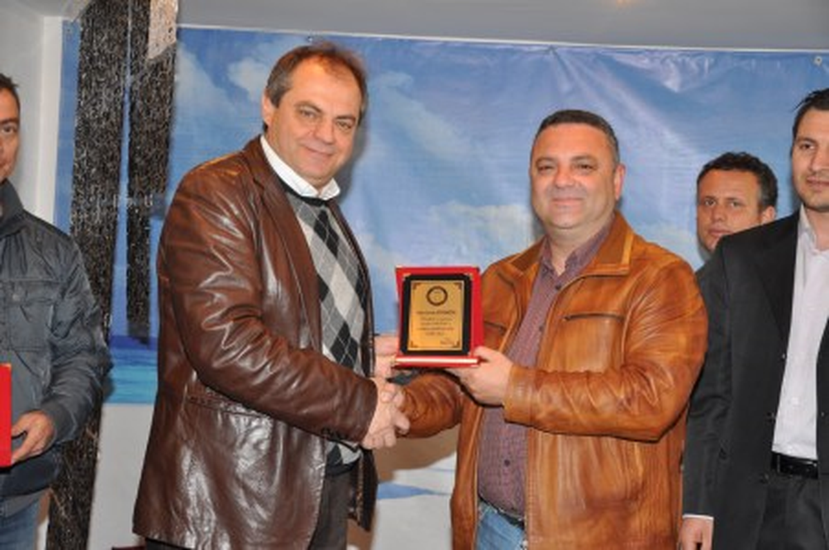 Kuşçulardan Başkana Plaket