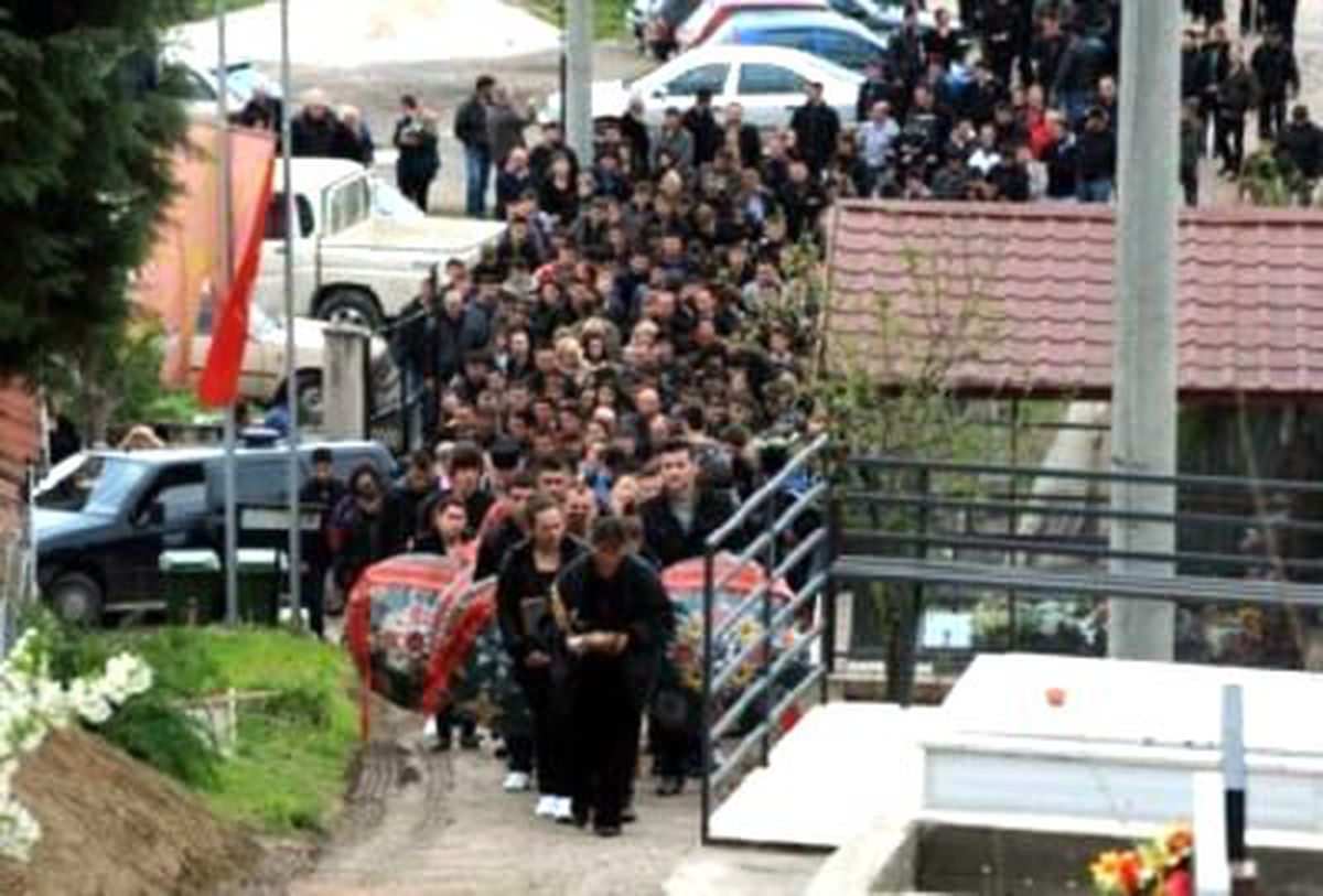 Makedonyada Öldürülen 5 Genç Toprağa Verildi
