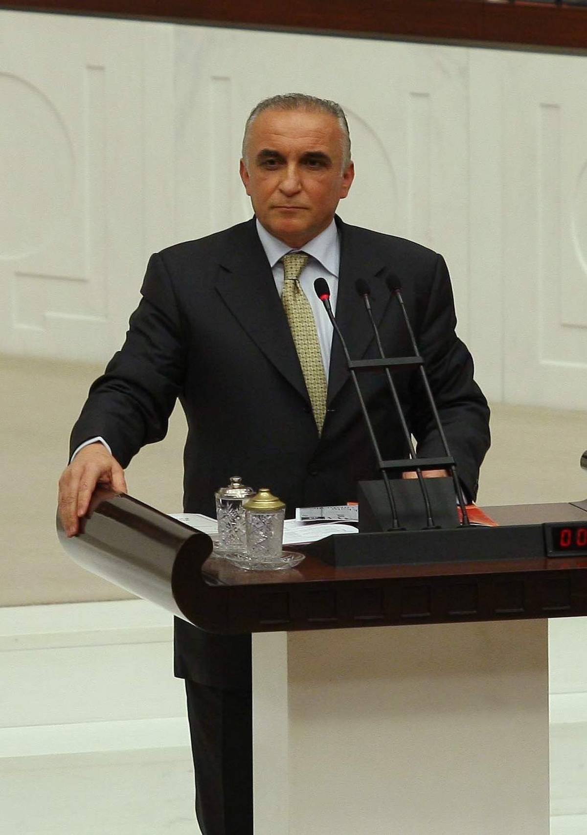MHP'li Uzunırmak'tan Büyükşehir Atağı