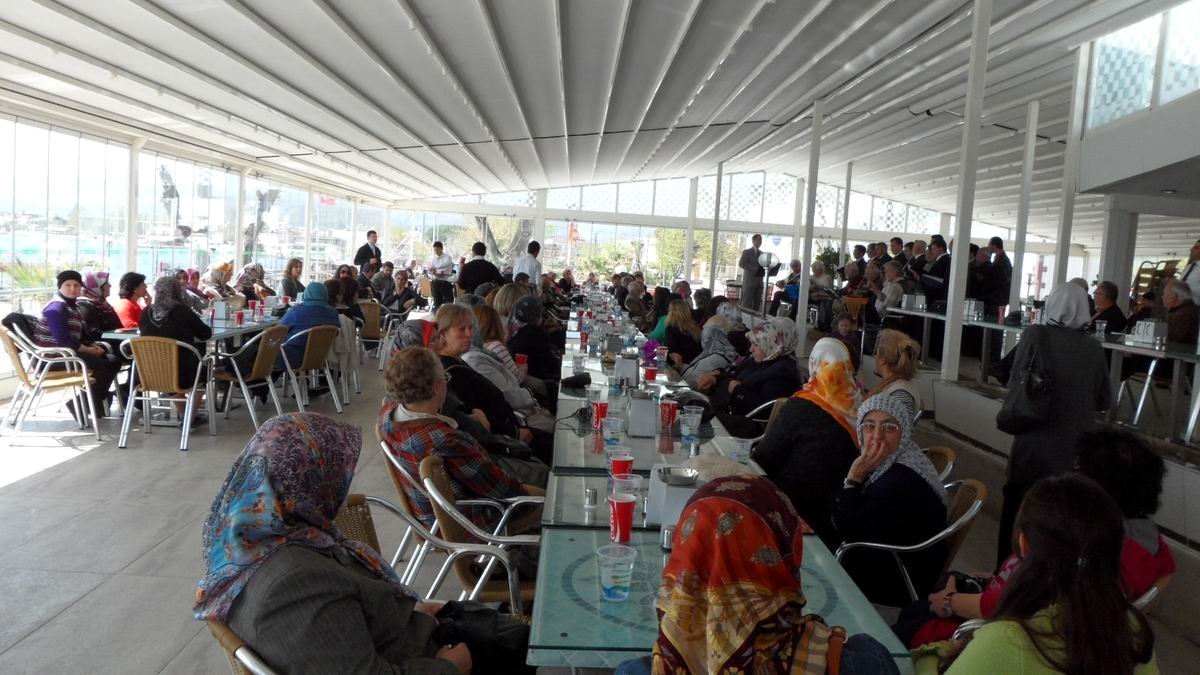 Müftülük Kutlu Doğum Haftası Nedeniyle Yaşlılara Yemek Verdi