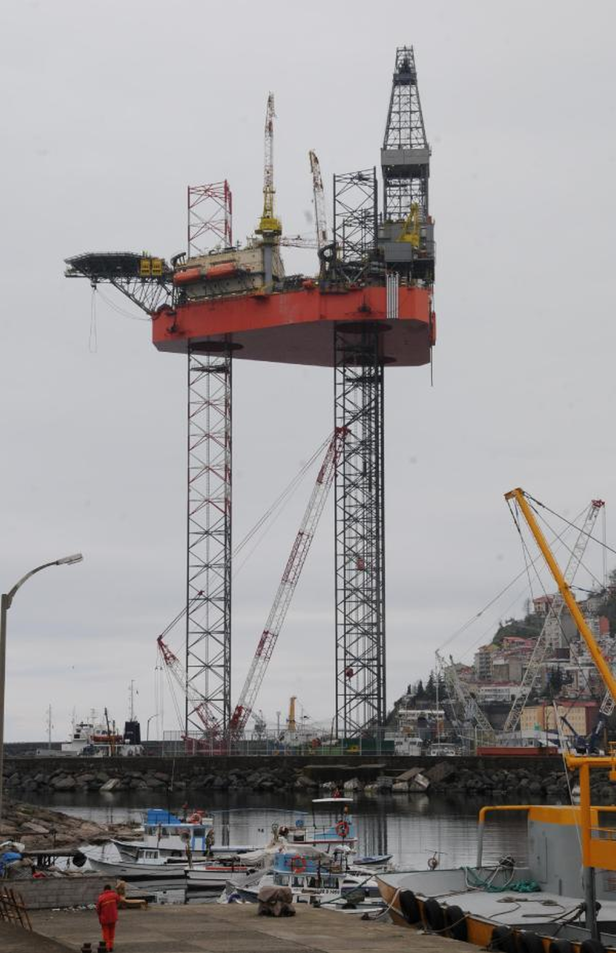Petrol Arama Platformunun Montajı Giresun\'da Yapılıyor