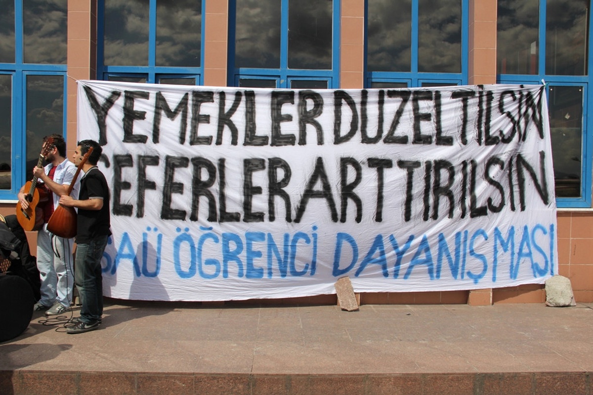 Rektöre Besteledikleri Şarkıyla Yemekhaneyi Protesto Ettiler
