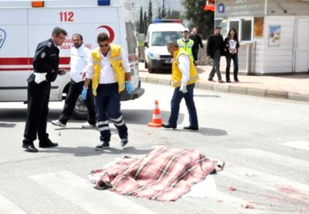 Tır ve Minibüsün Çarpıp Kaçtığı Yaşlı Adam Öldü