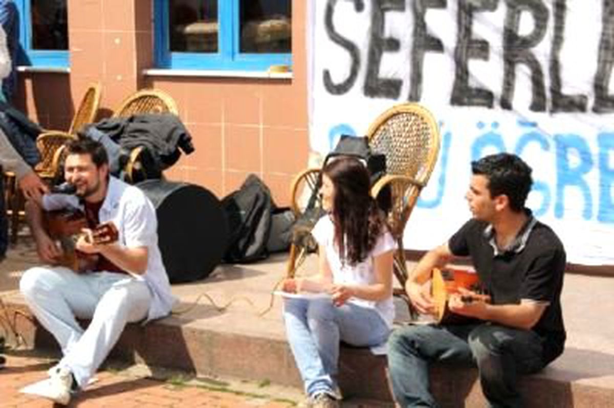 Üniversitelilerden Rektörü Şarkılı Protesto