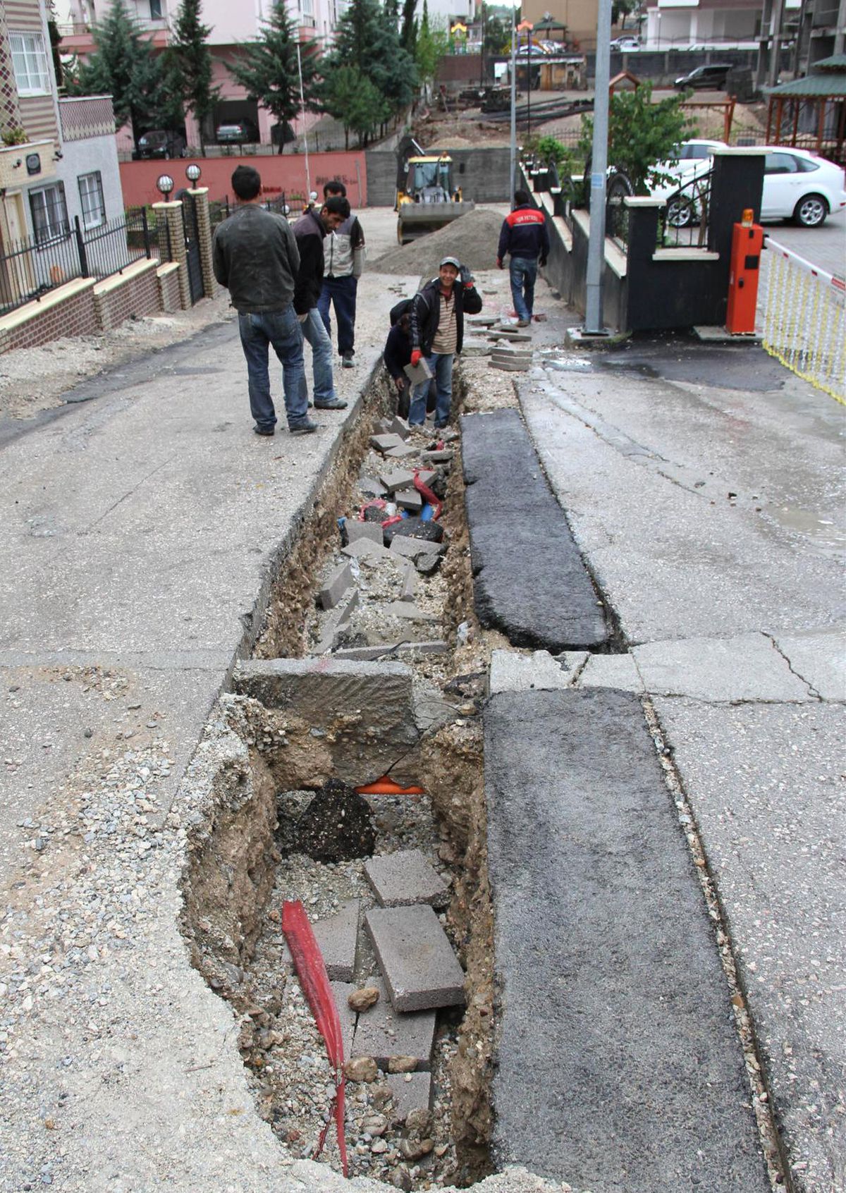 Yağmur Yağdı, Yol Çöktü, Araçlar Mahsur Kaldı