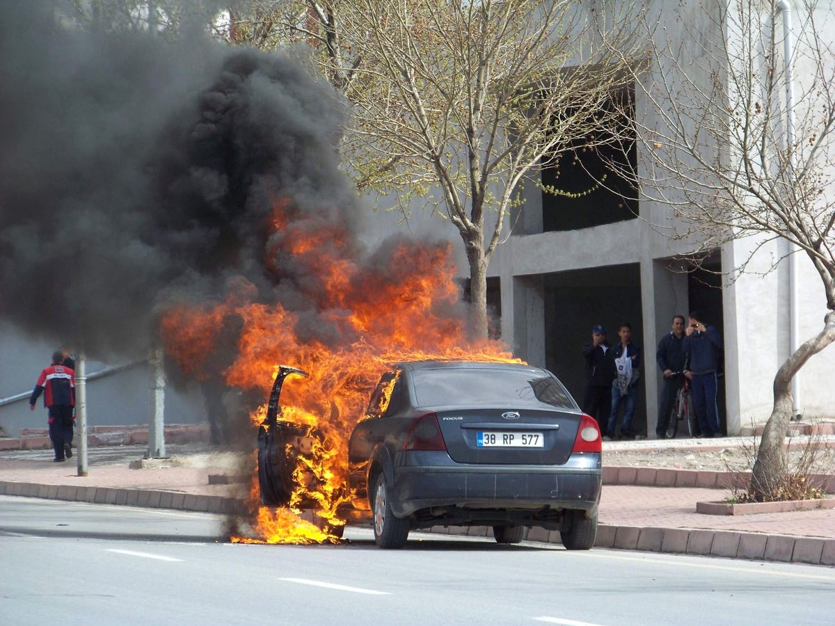Yanan Otomobilden Son Anda Kurtuldu
