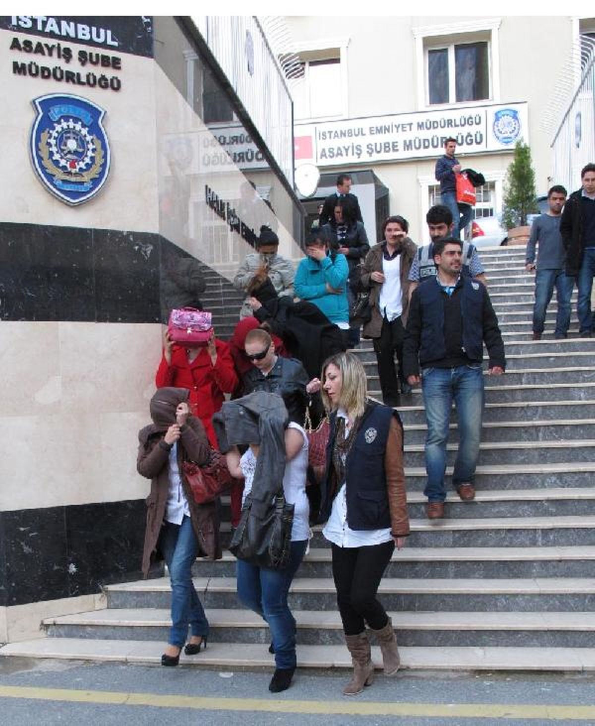 Yeniden--İstanbul da Fuhuş Operasyonu 125 Kişi Gözaltında