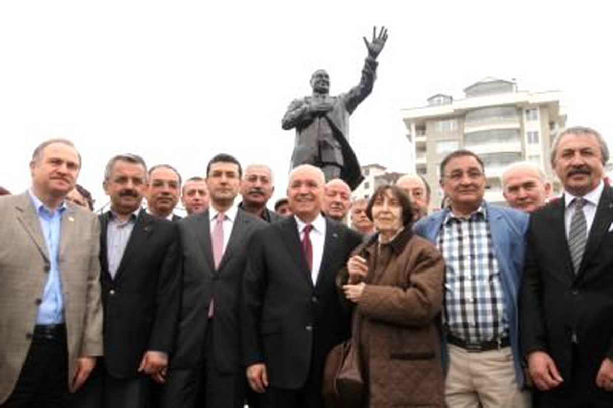 Yenimahalle Belediyesi'nden Denktaş'a Anma