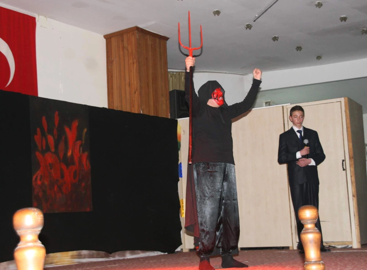 Yozgat\'ta \'Ezeli Nur\' İsimli Tiyatro Oyunu Büyük Beğeni Topladı