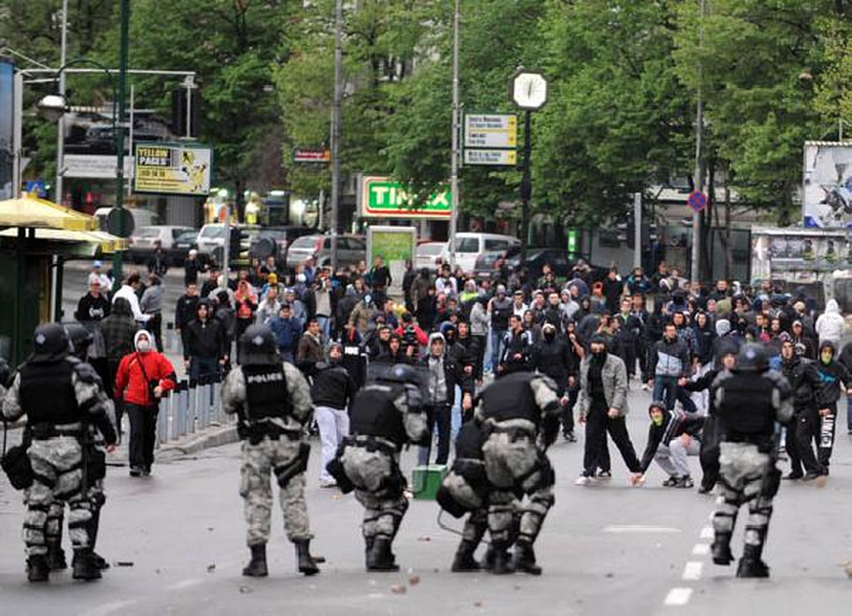 Üsküp'te Protestocular Polisle Çatıştı
