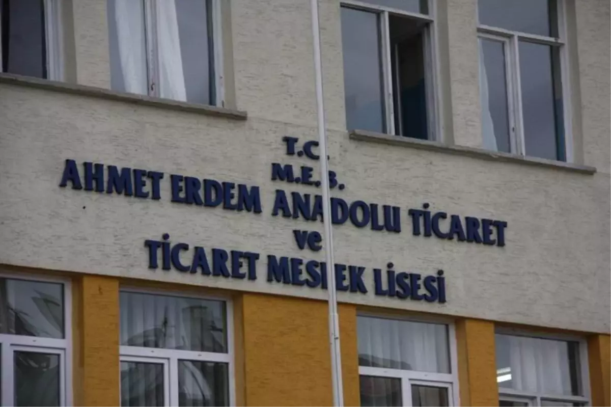 Ahmet Erdem Ticaret Lisesi Başarıyı Elden Bırakmıyor