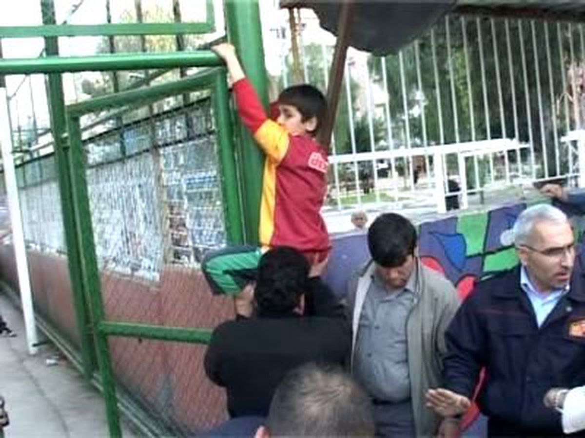 Ayağı Kapı ile Duvar Arasına Sıkışan Çocuğu İtfaiye Kurtardı