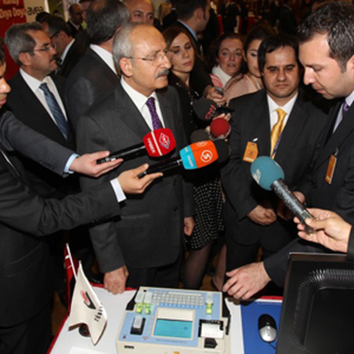CHP Genel Başkanı Kılıçdaroğlu, Bilişim Sergisi\'ni Gezdi