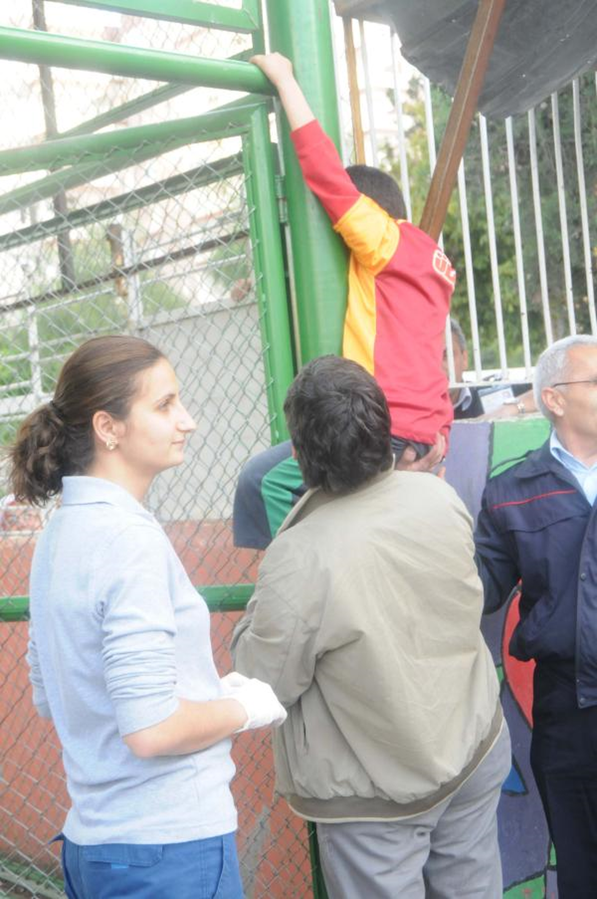 Demir Kapı ile Duvar Arasına Sıkıştı