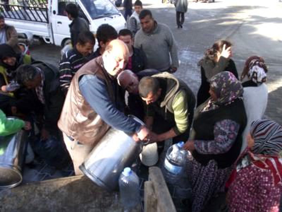Günde 600 Litre Sütü Ücretsiz Dağıtıyor