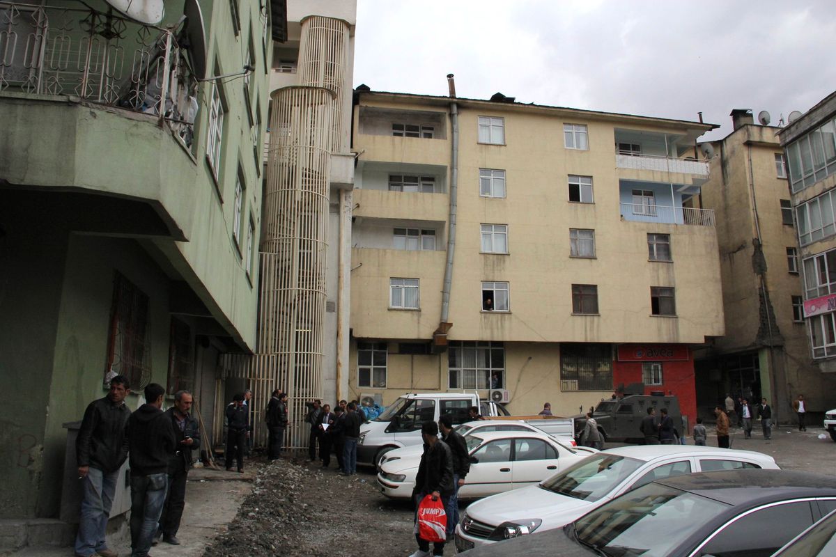 Hakkari\'de 2 Kişi Elektrik Akımına Kapıldı