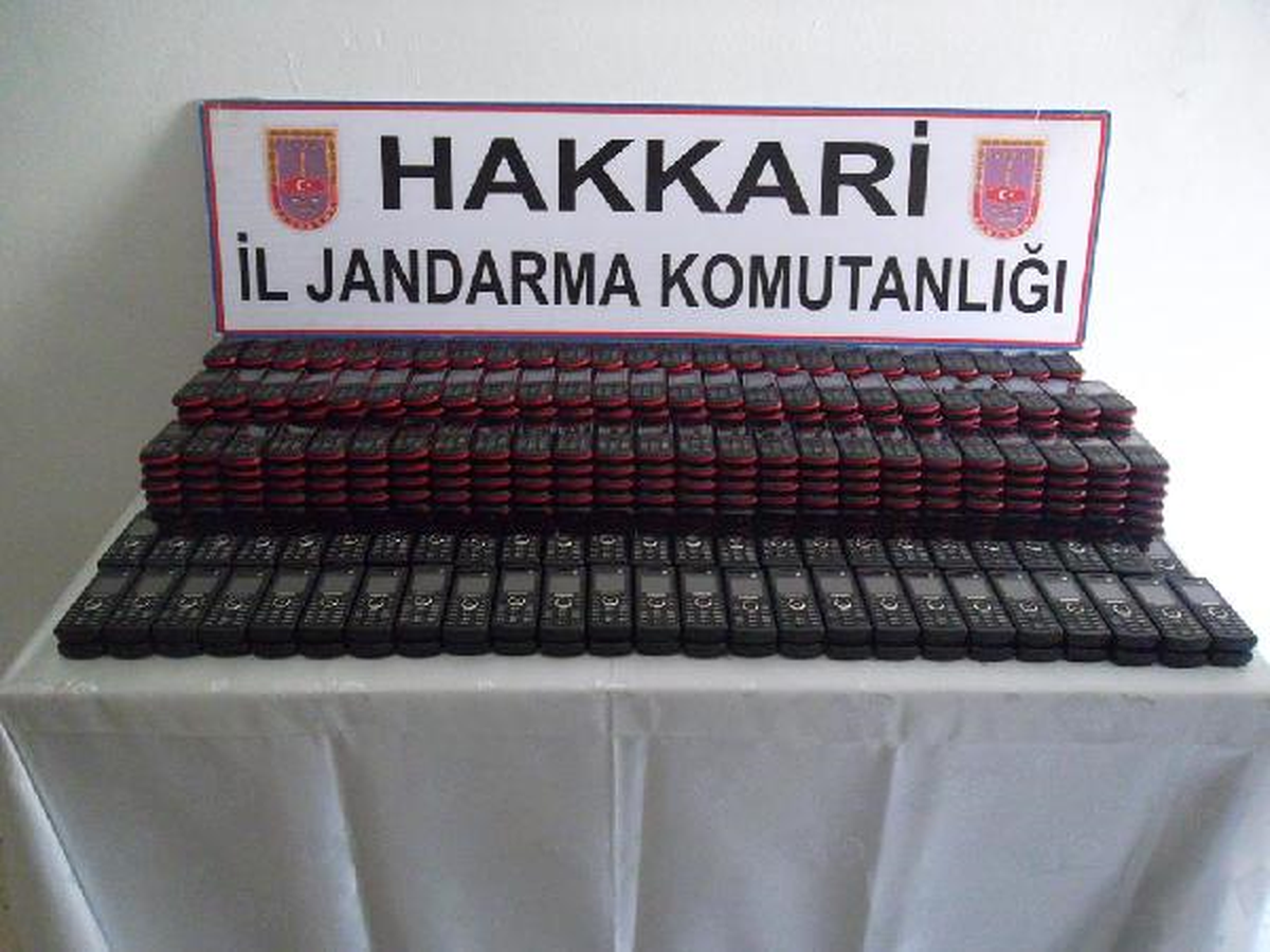 Hakkari\'de Uyuşturucu ve Kaçak Cep Telefonu Operasyonu