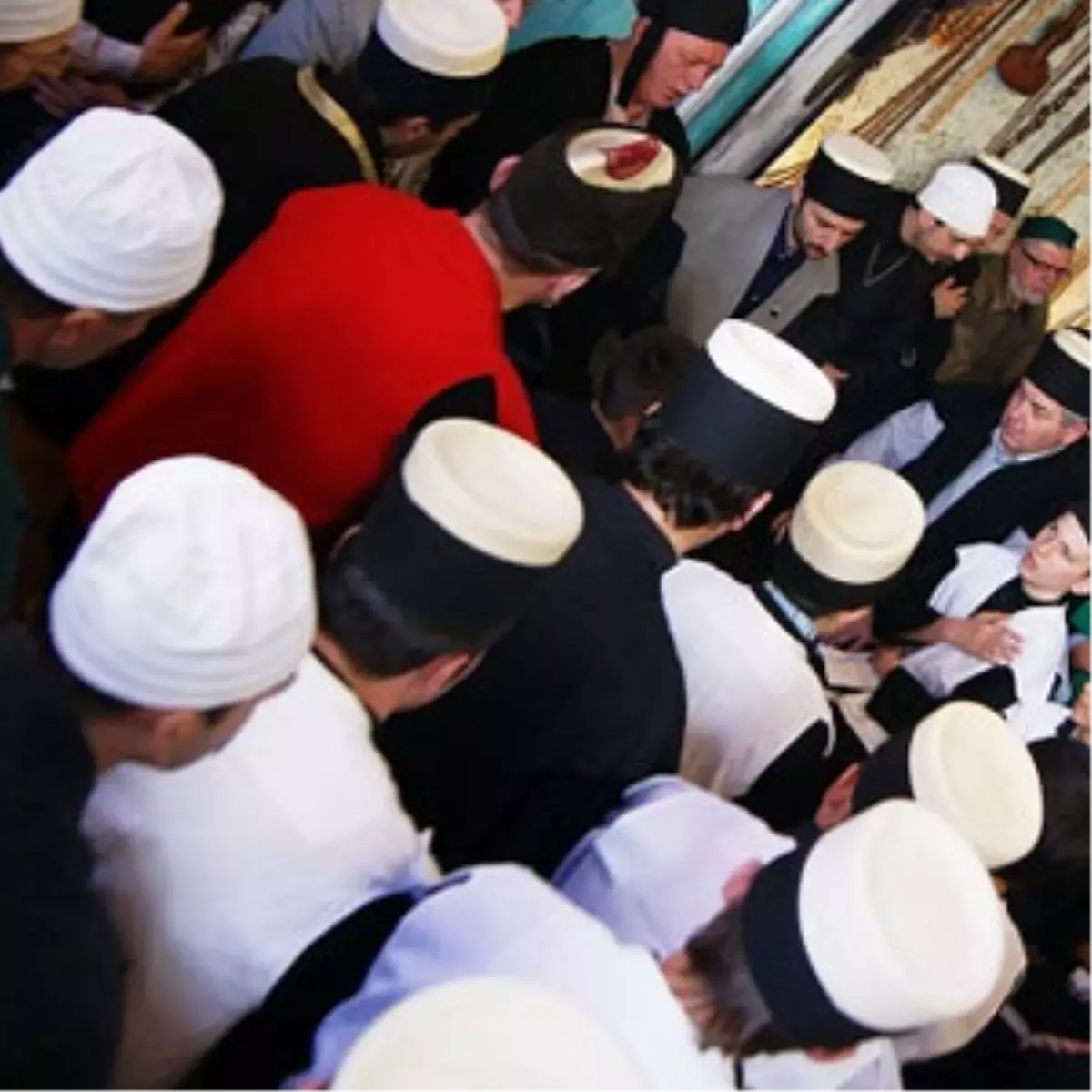 Havalimanında Zikir Çeken Tarikat Üyelerini Görevliler Engelledi