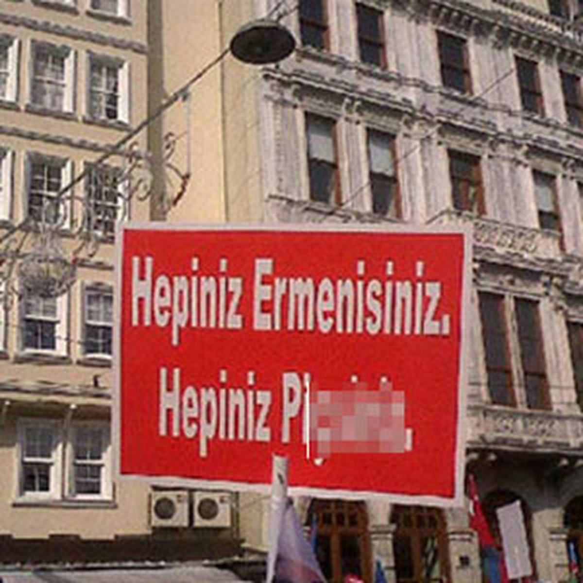 Irkçı Pankart Taşıyanlar Yakalandı