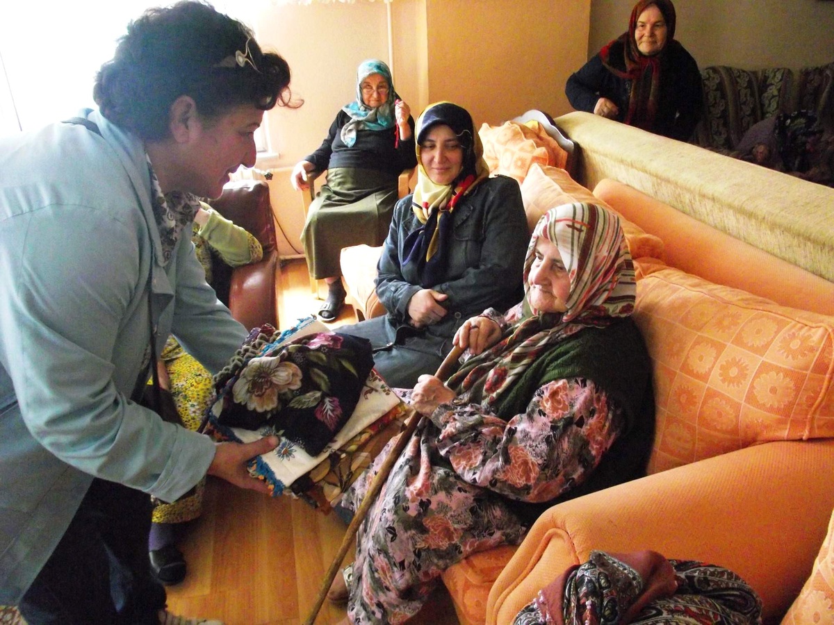 İz-Mek Kursiyerlerinden Huzurevi Ziyareti