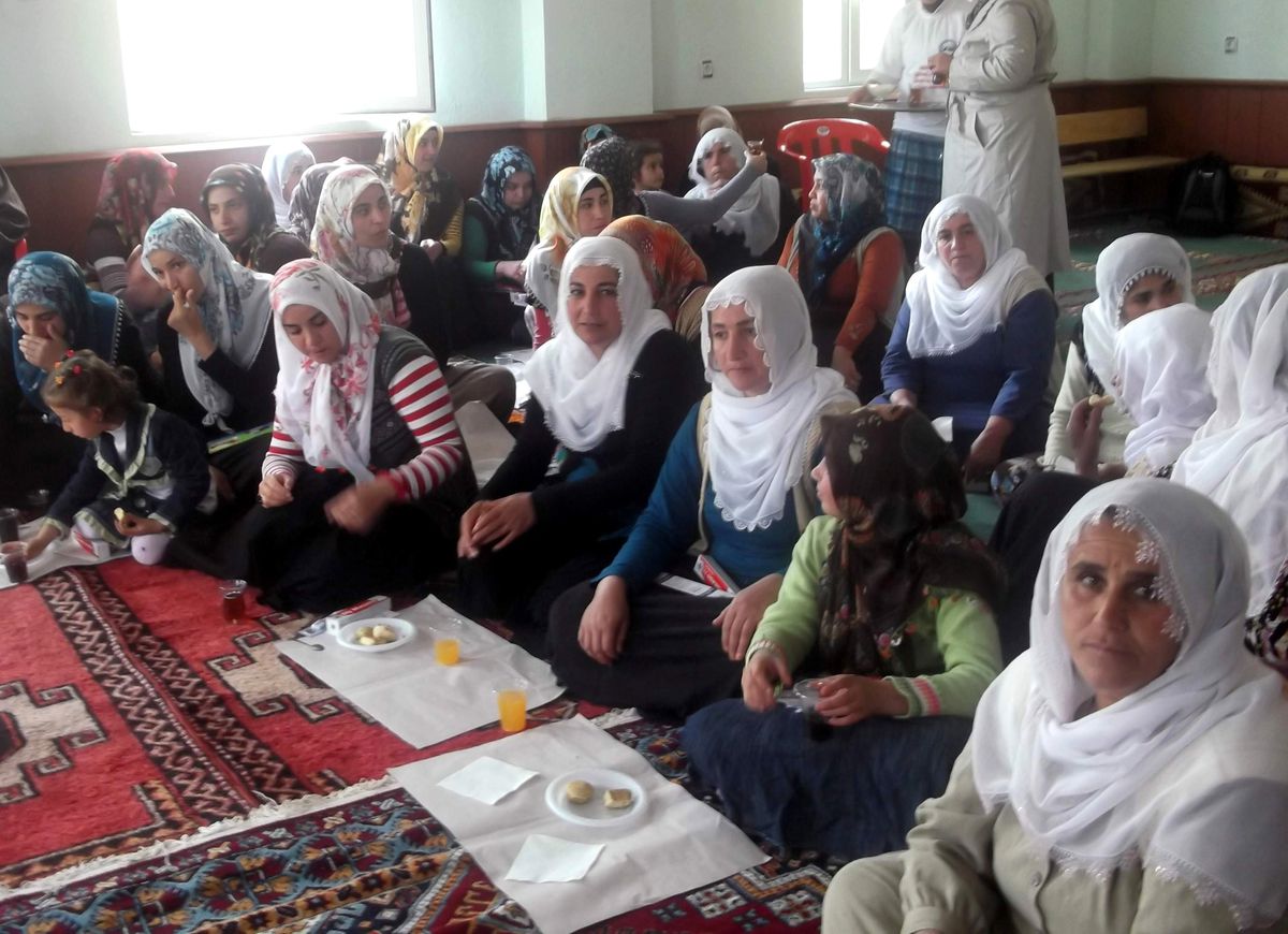 Kahta'da Öğrenciler Köylülere Sağlık Eğitimi Veriyor