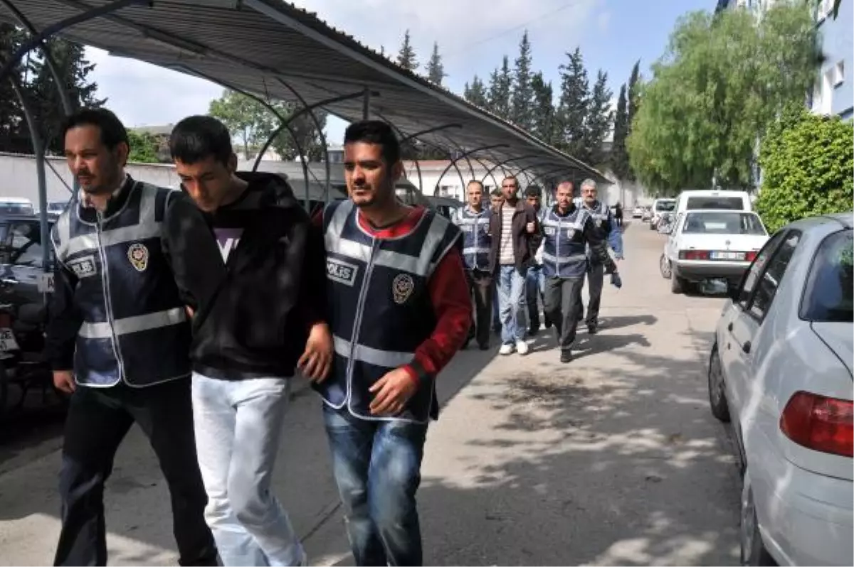 Kapkaççıları, Balkondaki Polisin Dikkati Yakalattı