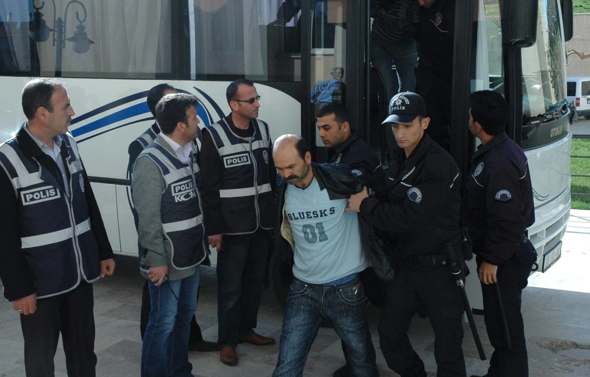 Karaman\'da Polisi Şehit Eden Zanlılar Adliyeye Çıkarıldı